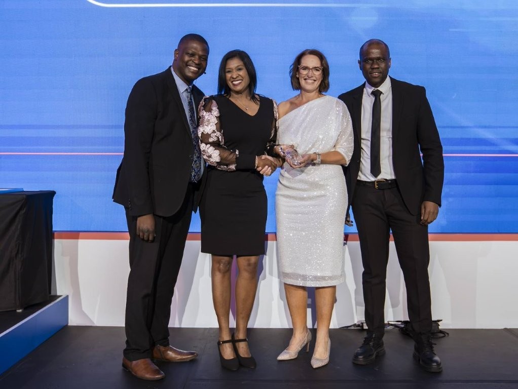 Best Paper Award Winner Eleanor Red Louw with SAPICS directors Jonathan Mphake, Regina Naicker (left) and SAPICS president Thato Moloi (right)